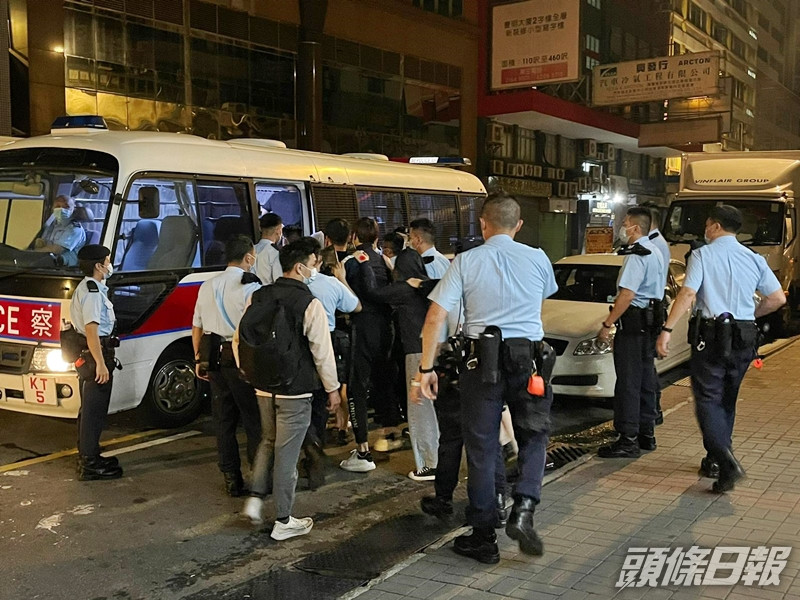 警方在行動中拘捕超過120人。警方圖片