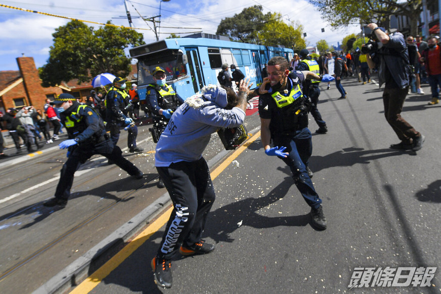 示威者與警方爆發肢體衝突。美聯社圖片