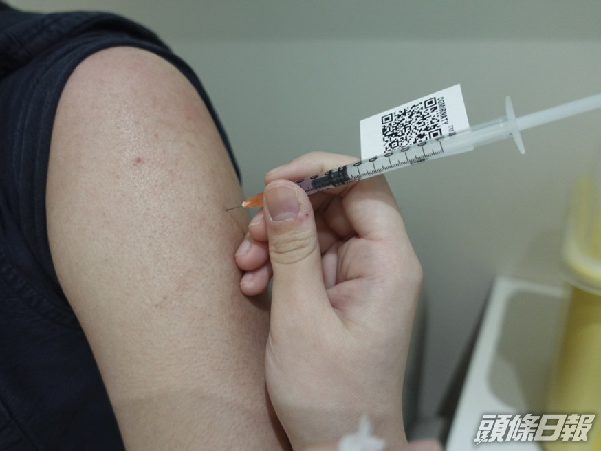 男子曾於離世前8日接種第二劑復必泰新冠疫苗。資料圖片