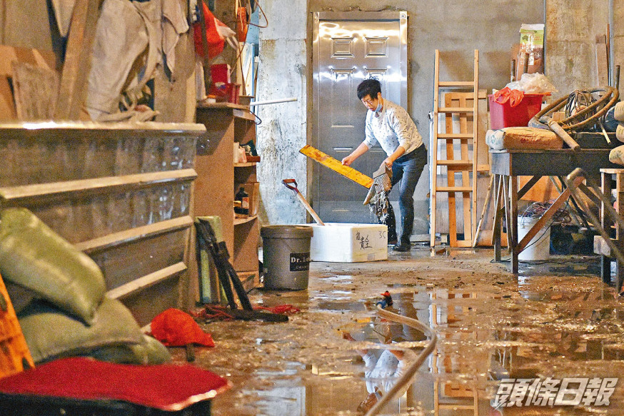 鯉魚門水浸,居民忙於清理水迹。