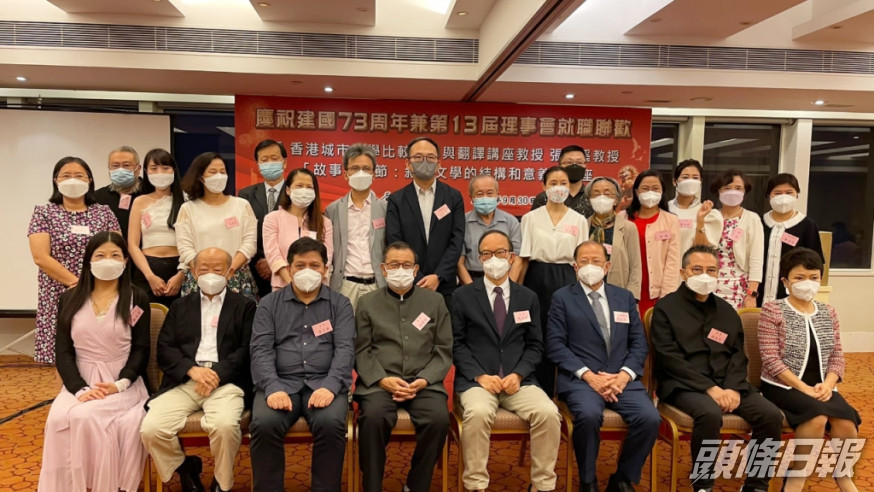 香港作家聯會會長潘耀明(左四)及執行會長羅光萍(左一)。
