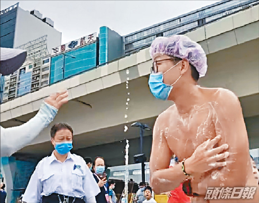 「東方昇」曾經到噴泉抹上梘液於嬉水區沖身及與小朋友嬉戲。 資料圖片