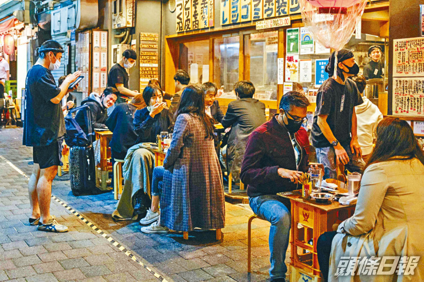 民眾在東京新宿的餐廳外用膳。