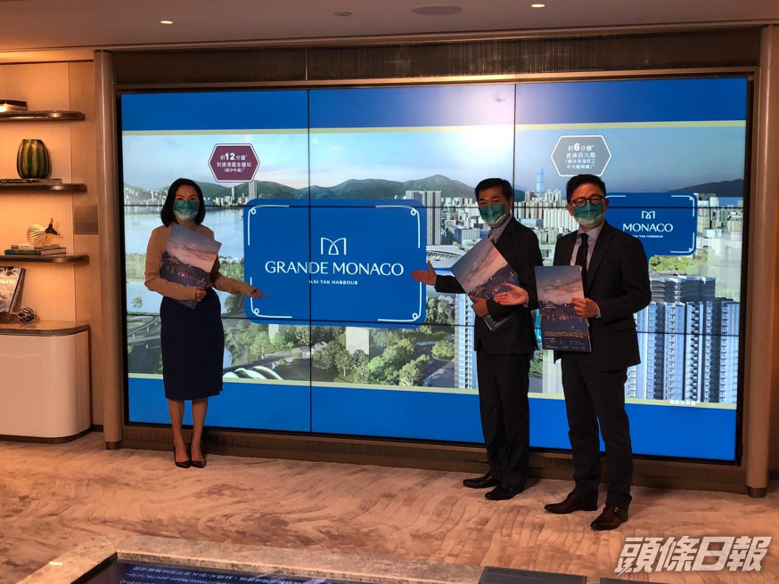 會德豐黃光耀(中)稱,GRANDE MONACO農曆年後上樓書。左為陳惠慈、右為楊偉銘