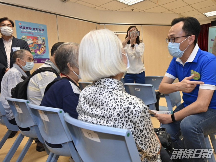 聶德權呼籲長者在流感季節前接種新冠疫苗。政府新聞處圖片