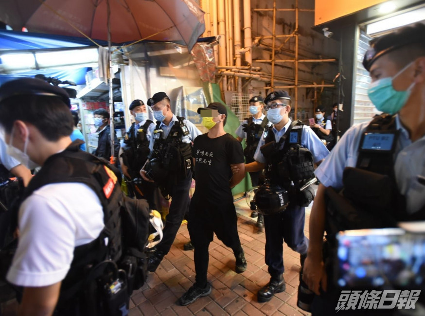 至少一人被帶走。