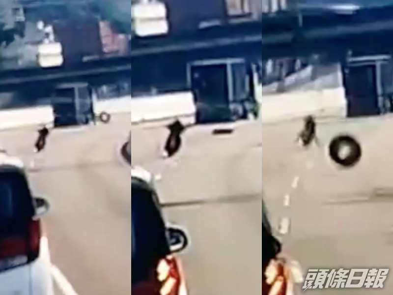 一輛電單車行駛期間,突然迎面飛來一隻車胎。影片截圖