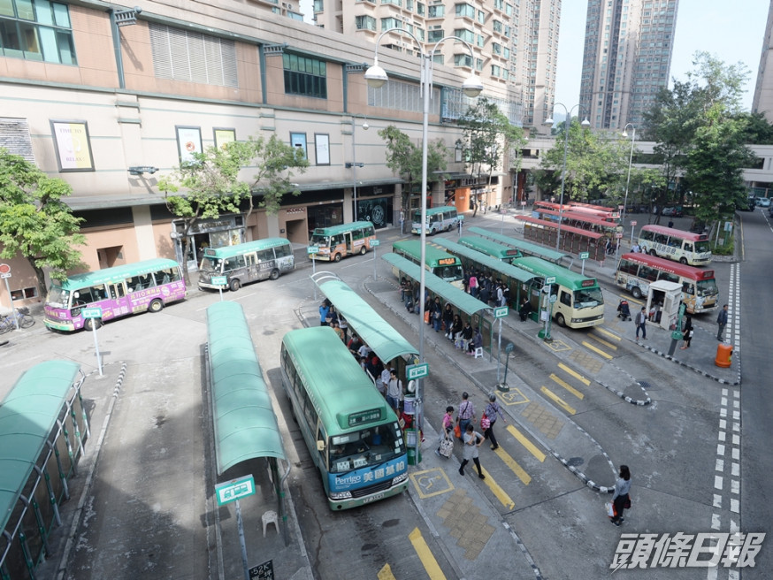 一家三口坐小巴只付成人車費,女童沒付款卻獨佔一座。資料圖片