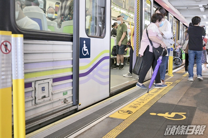 有網民聲稱搭過輕鐵後感覺新界西北的市民質素特別低劣,引來激烈爭議。資料圖片