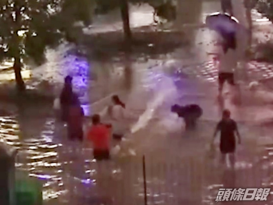 河南一間學校學生趁暴雨水浸打水戰,事後校方通知積水已受污染。影片截圖