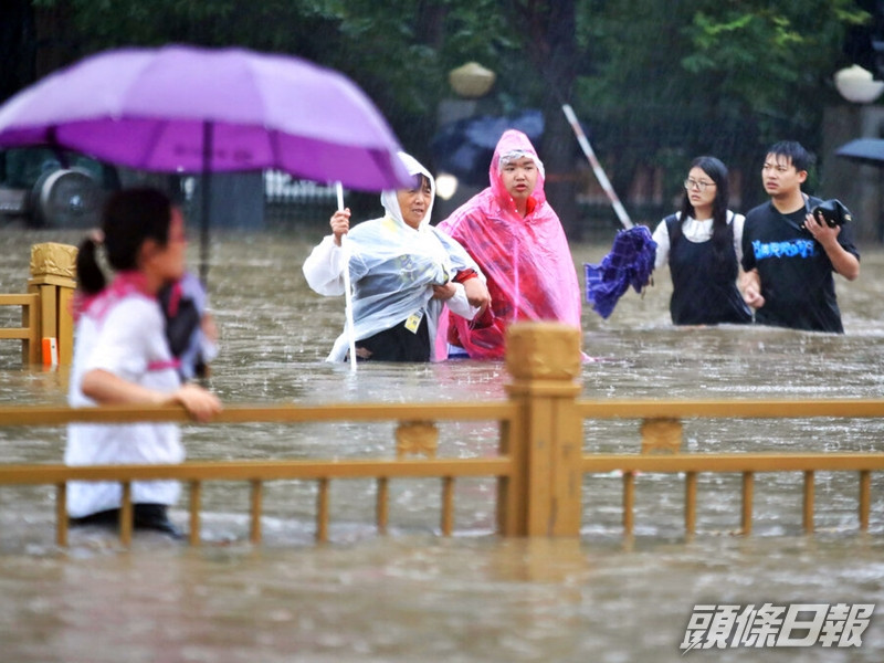 河南暴雨成災,增至33人死亡,8人下落不明。AP圖片