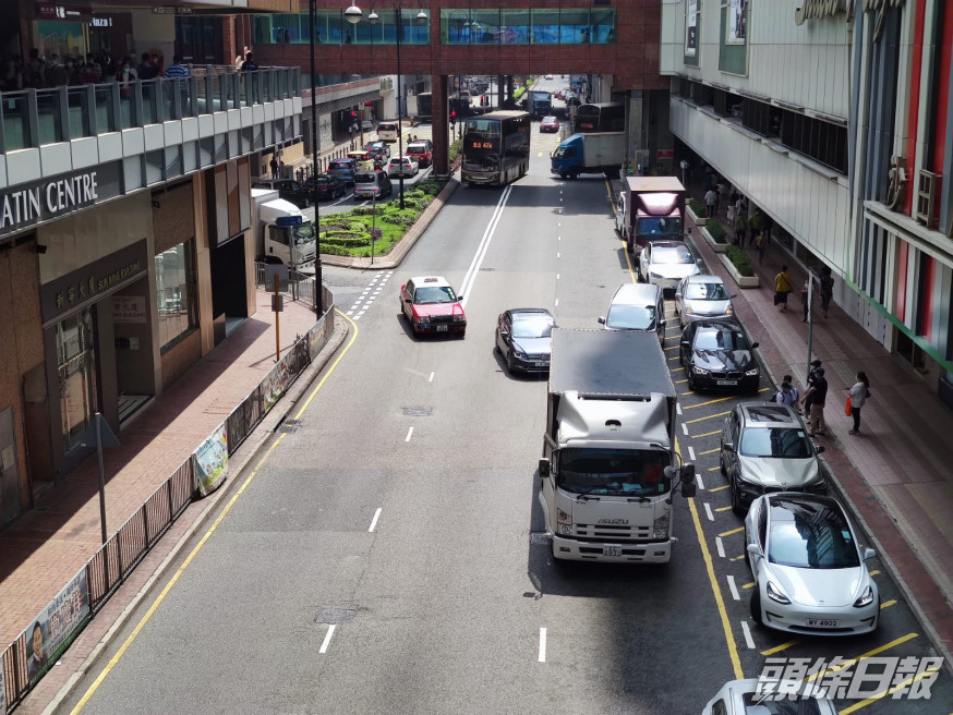 警方派出流動攝錄隊打擊違例泊車。