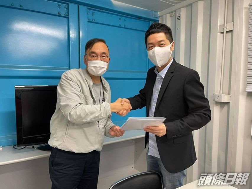 何重恩上傳與馬浚偉的合照。何重恩FB圖片