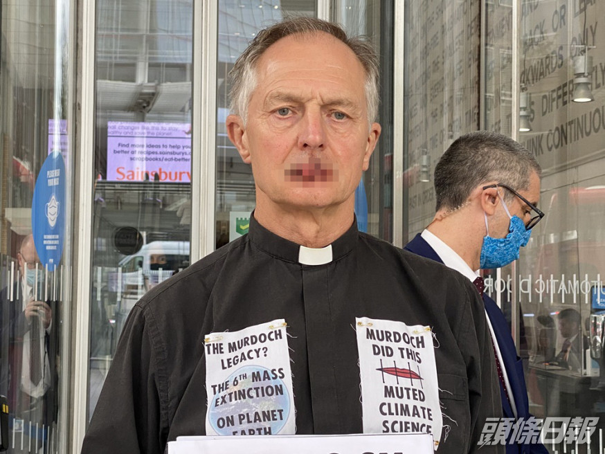 英國牧師休斯用線將嘴縫住,抗議新聞集團冷待氣候問題。Christian Climate Action Twitter圖片