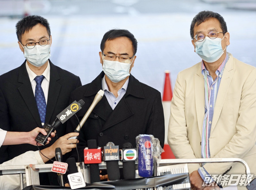 馮偉華(中)表示,教協不派人參加選委會選舉是「毫無懸念」。資料圖片