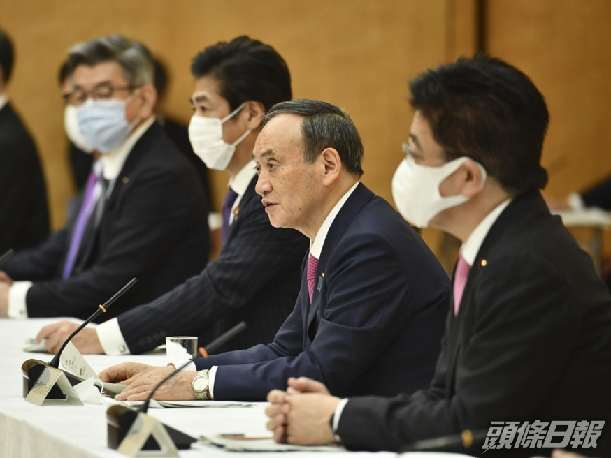 日本首相菅義偉周三向公眾道歉。(右二)AP圖片