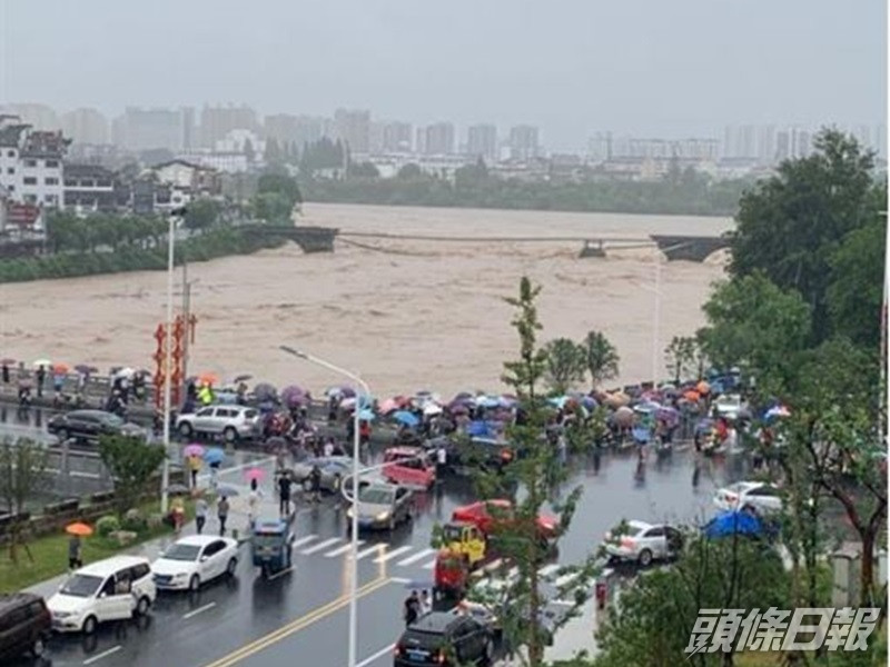 古橋中段出現垮塌。網圖