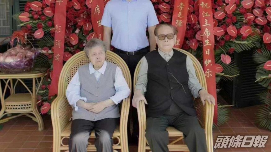 流傳的照之一江澤民和夫人坐在藤椅上。