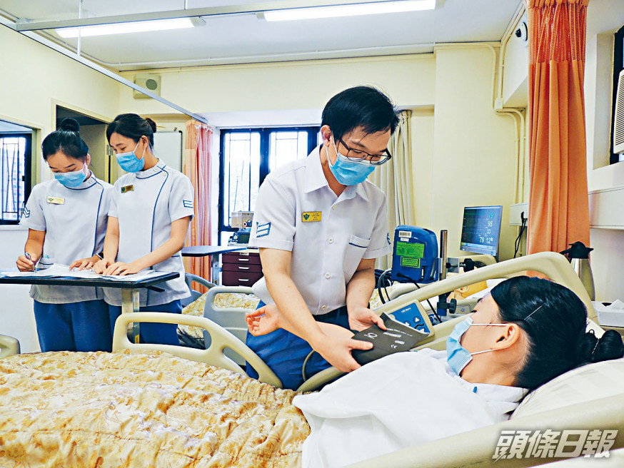 謝冠山(右二)認為私院的護士訓練更全面與深入,打算繼續進修,成為急症室的註冊護士。