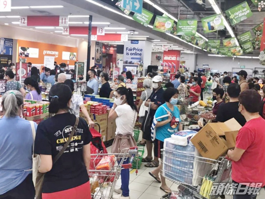 新加坡將收緊防疫措施,大批民眾到超市搶購物資。網圖