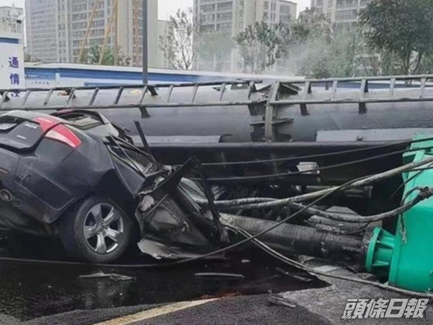 寧波一處地盤打樁機翻側壓毀私家車,釀成兩死。網圖