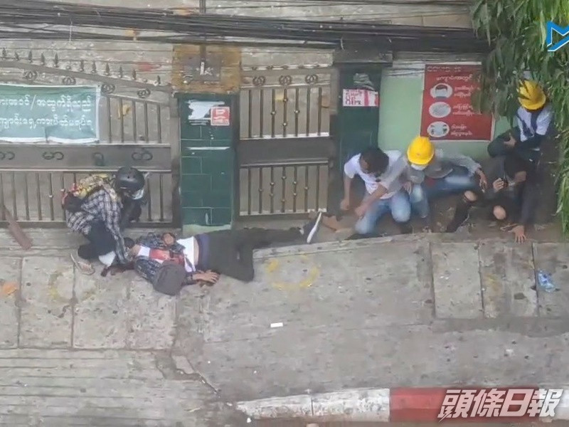 相片中見有示威者受傷躺在地上。AP
