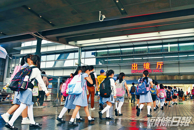 教育局表示,會汲取經驗及檢視跨境學生復課後的實際運作情況,並視乎疫情的最新發展等,再研究能否為其他年級的跨境學生作復課安排。資料圖片