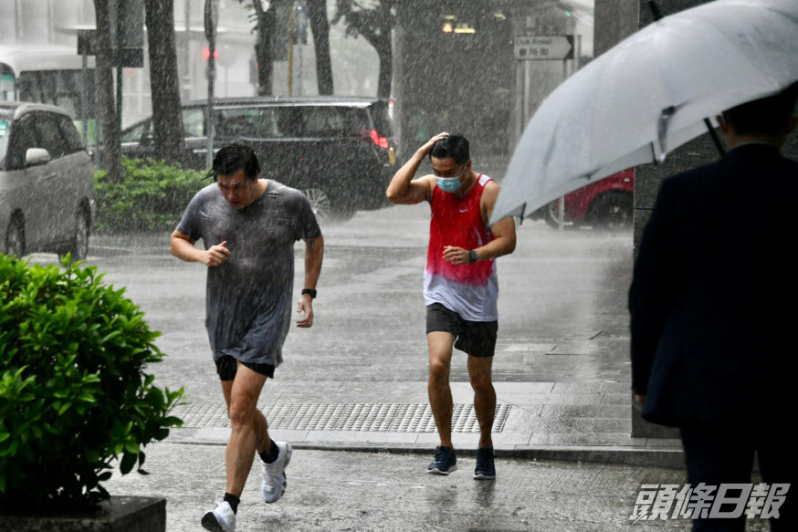 天文台預料本港地區今日短暫時間有陽光,局部地區有驟雨。