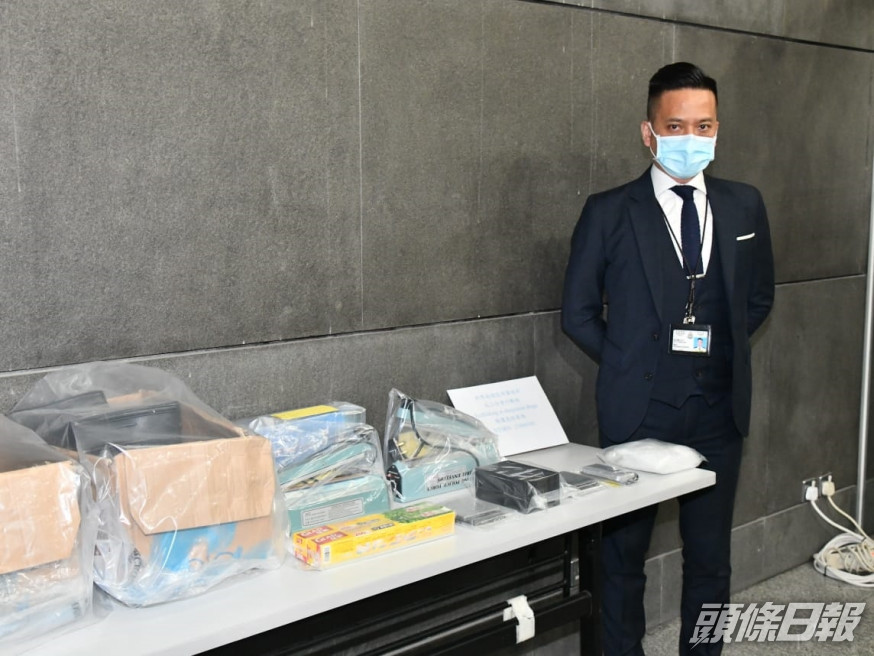 新界南總區刑事總部警司(行政及支援)姚永勤匯報案情。