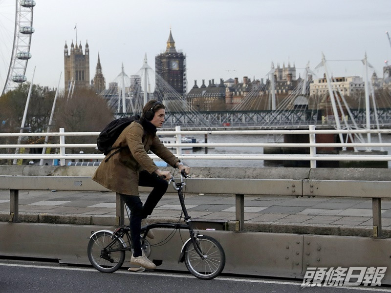 英國疫情未受控但有不少人不滿封城措施。AP