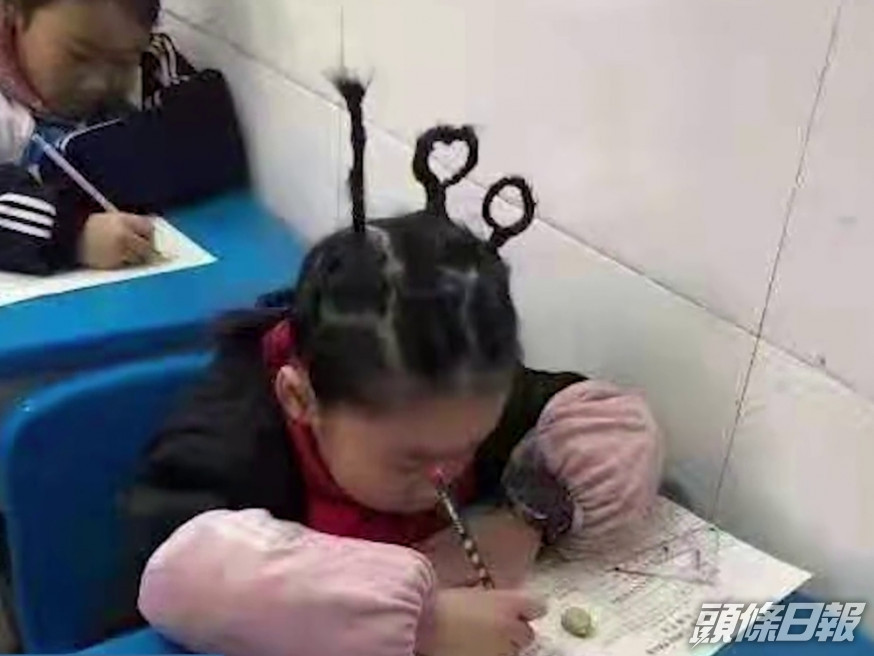 湖南小學生扎100分辮子參加期末考。