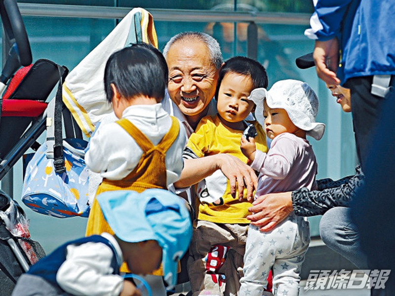消息指內地可能在2025年撤消生育限制。AP