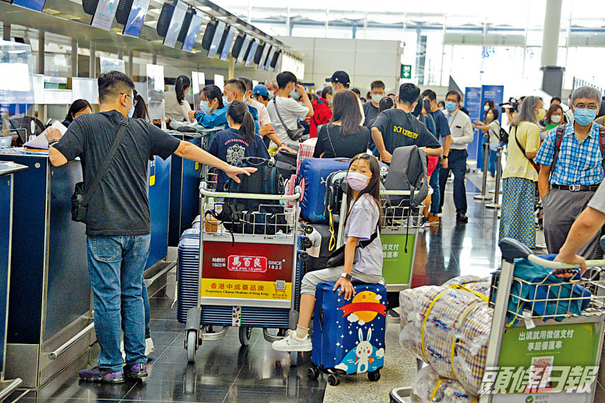 大批市民機場排隊,趁英國LOTR限期屆滿趕赴當地。伍明輝攝