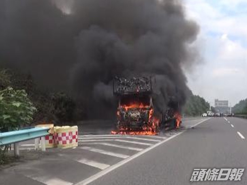 整個車身迅即被大火包圍現場濃煙滾滾。網圖