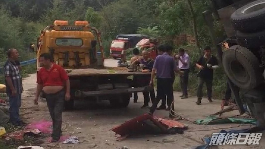 河南有貨車側翻壓死8人。 網圖