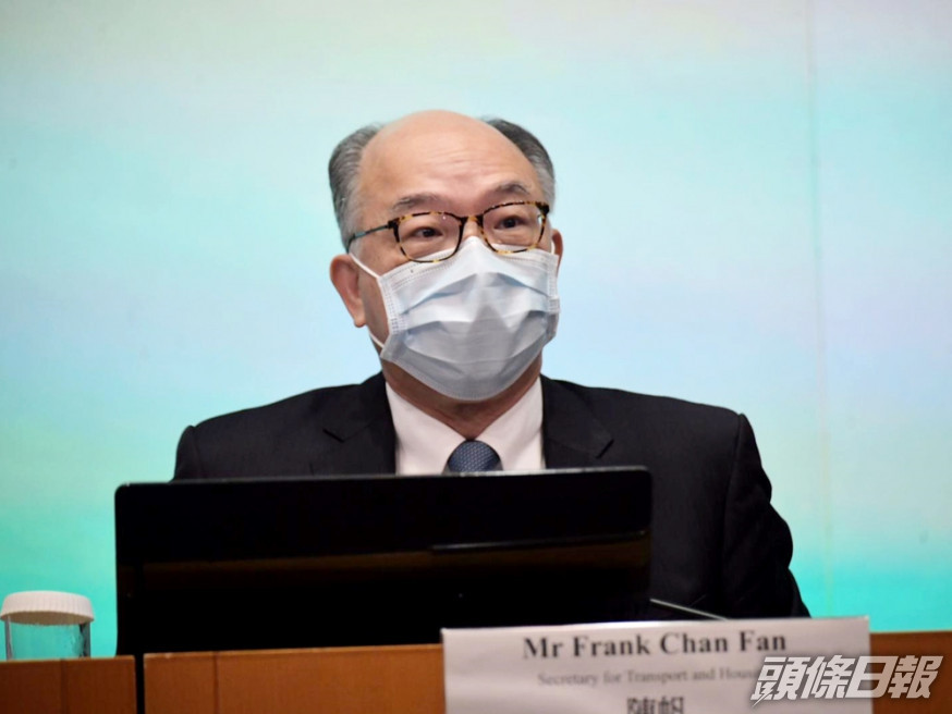 陳帆指形容當局是「鴨子划水」,努力逐步向前進。