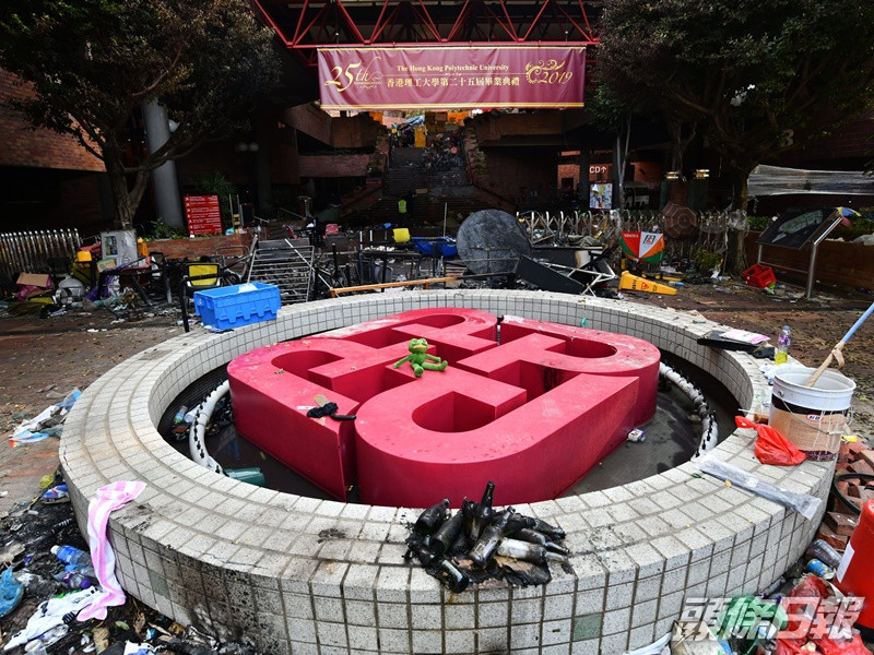 前年理大衝突過後,一片凌亂。資料圖片