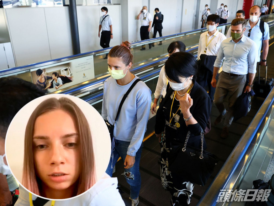 白俄女跑手(淺藍色襯衫)在警察護送下抵達東京成田機場。路透社圖片