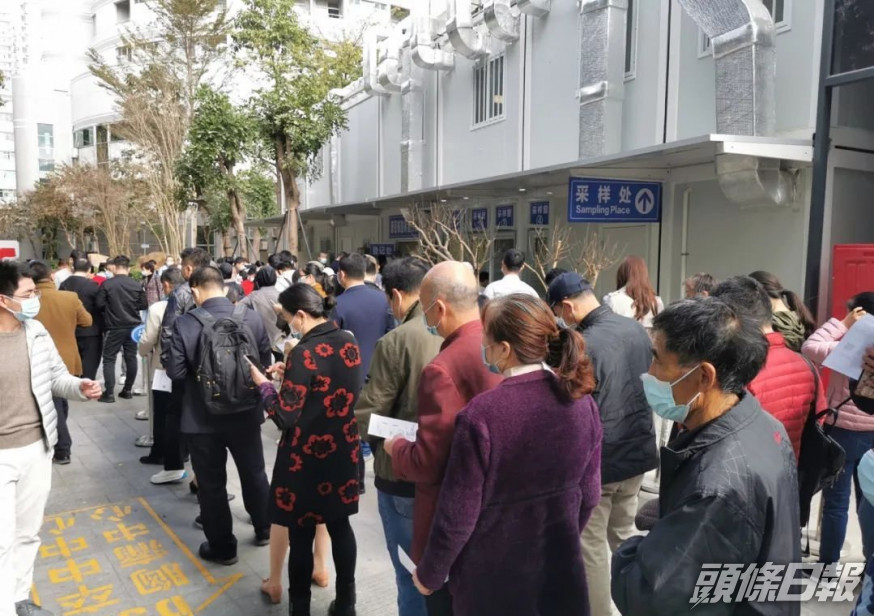 今天深圳不少醫院的核酸檢測點已經排起了長龍。網上圖片