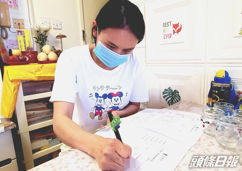 譚雙貴遺孀簽收「仁間有愛」二萬元善款。