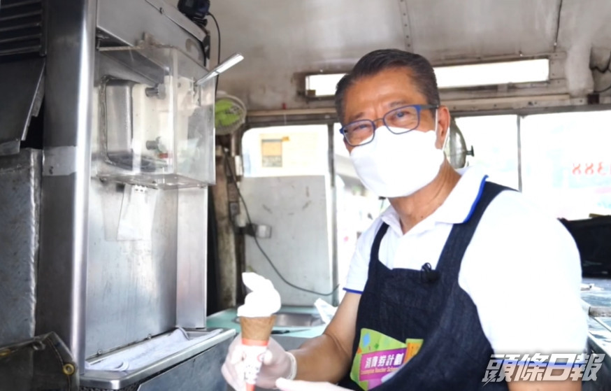 陳茂波購買雪糕跟市民分甘同樂。陳茂波fb片段截圖