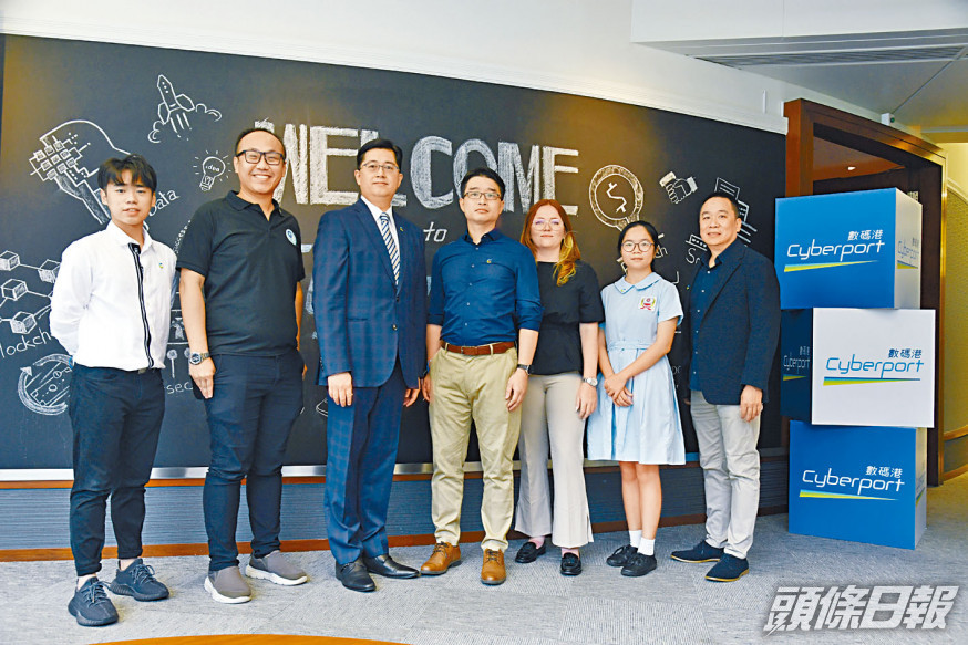 數碼港首席公眾使命官陳思源(左三)與一眾創科公司創辦人及學生出席傳媒茶敍。 何健勇攝