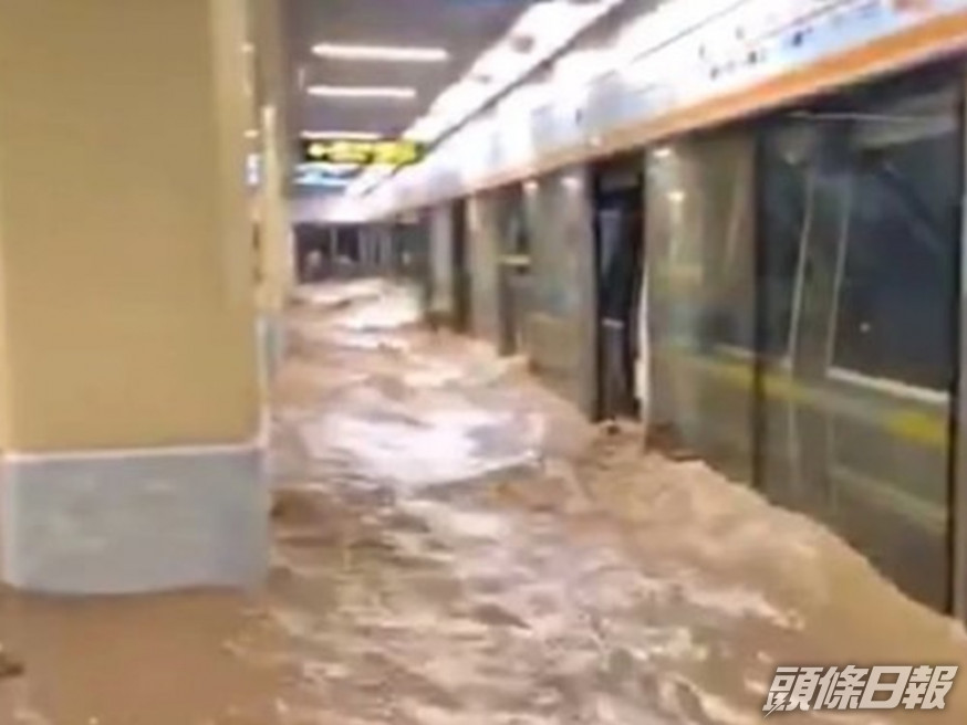 鄭州地鐵指擋水牆被沖毀導致水淹事故。網圖