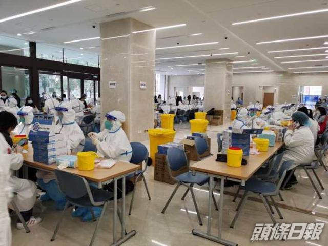 上海各大醫院開展工作人員全面核酸檢測。