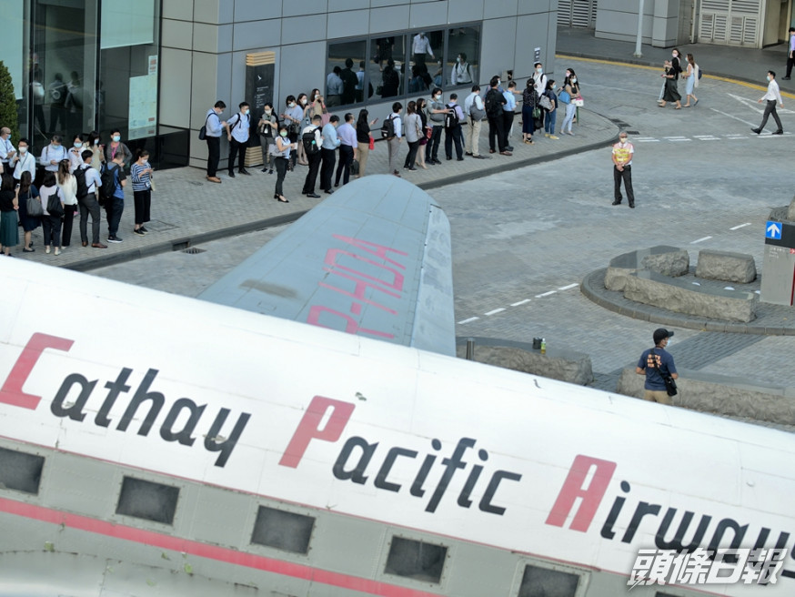 國泰昨日亦與工會商討,要求駐港機艙服務員及機師同意更改其新工作合約。