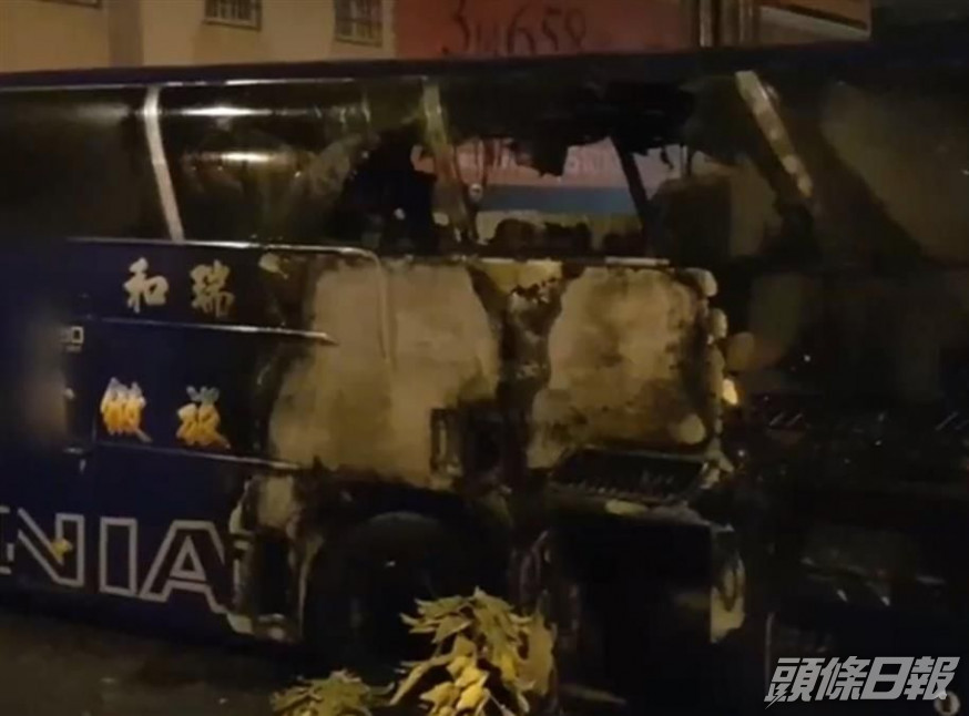 老翁縱火焚燒兒子的旅遊巴。網圖