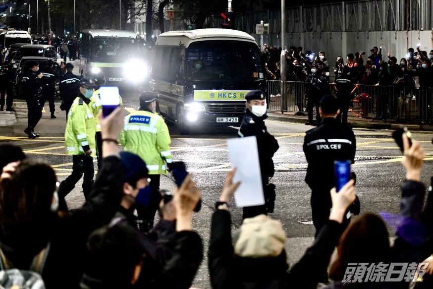 47名民主派人士由囚車押走。