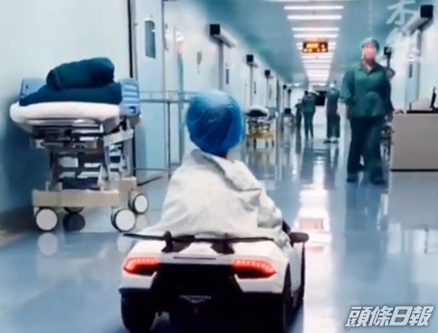 醫院用玩具車接孩子進手術室。微博影片截圖