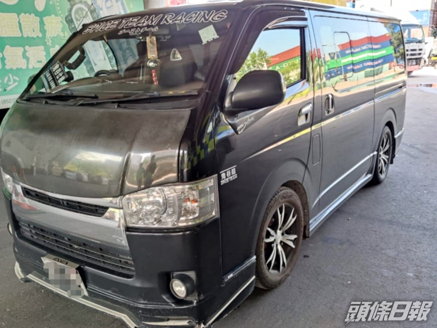 警方拘查其中一輛貨車。警方圖片