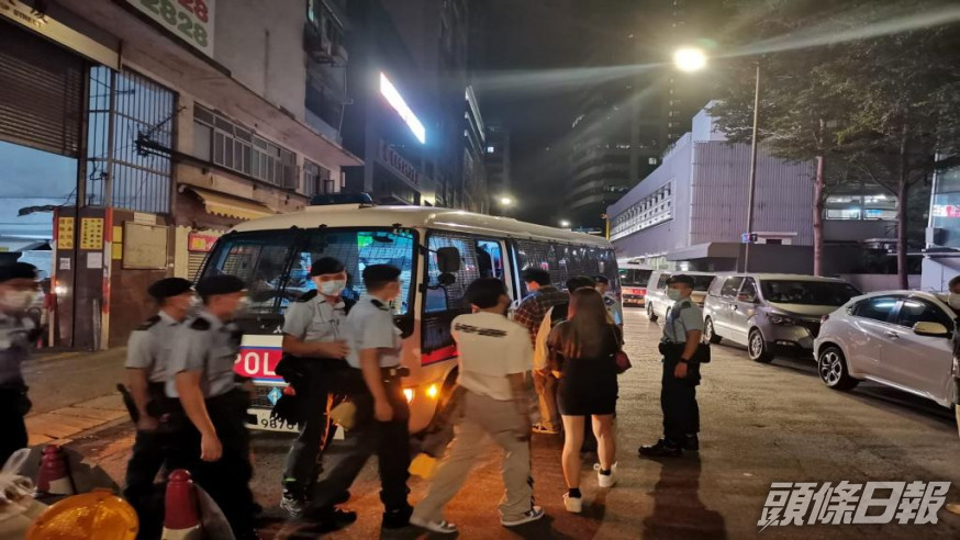 疫情嚴峻,警方近日不斷突擊搜查違規派對房間。資料圖片